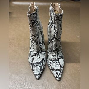 Gorgeous size 9 boots barely worn!